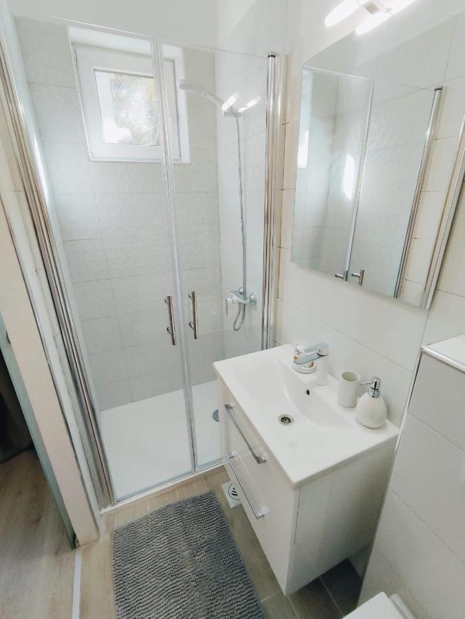 Apartment Lucka Rab Town Bagian luar foto
